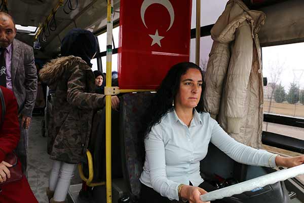 Eskişehir'de merkez Tepebaşı İlçe Belediyesi tarafından otobüslerde görev yapmaları için şoför kadrosuna alınan iki kadın, kent trafiğinde başarıyla direksiyon sallıyor.