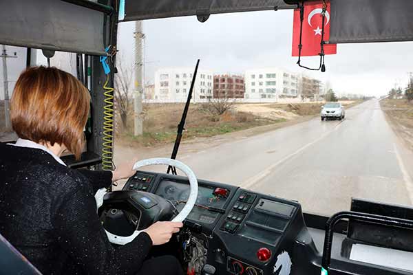 Eskişehir'de merkez Tepebaşı İlçe Belediyesi tarafından otobüslerde görev yapmaları için şoför kadrosuna alınan iki kadın, kent trafiğinde başarıyla direksiyon sallıyor.