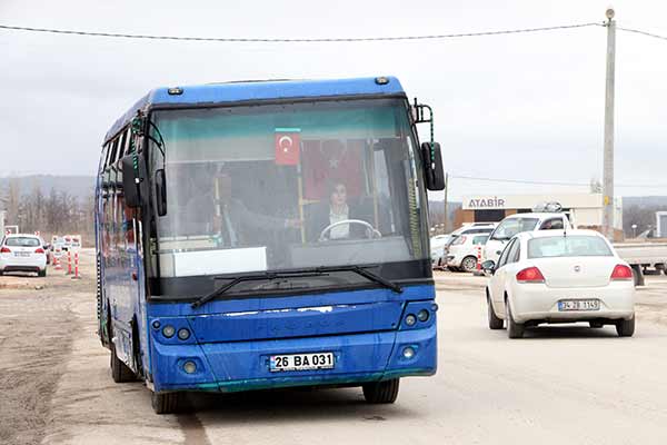 Eskişehir'de merkez Tepebaşı İlçe Belediyesi tarafından otobüslerde görev yapmaları için şoför kadrosuna alınan iki kadın, kent trafiğinde başarıyla direksiyon sallıyor.