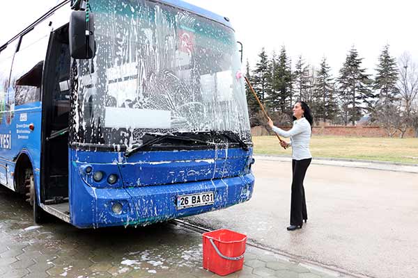 Eskişehir'de merkez Tepebaşı İlçe Belediyesi tarafından otobüslerde görev yapmaları için şoför kadrosuna alınan iki kadın, kent trafiğinde başarıyla direksiyon sallıyor.