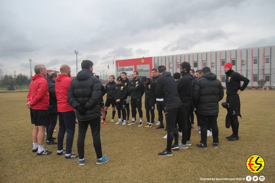 Antrenman öncesinde Yücel İldiz futbolcuları etrafında toplayarak durum değerlendirmesi yaptı ve onlara bilgi verdi.