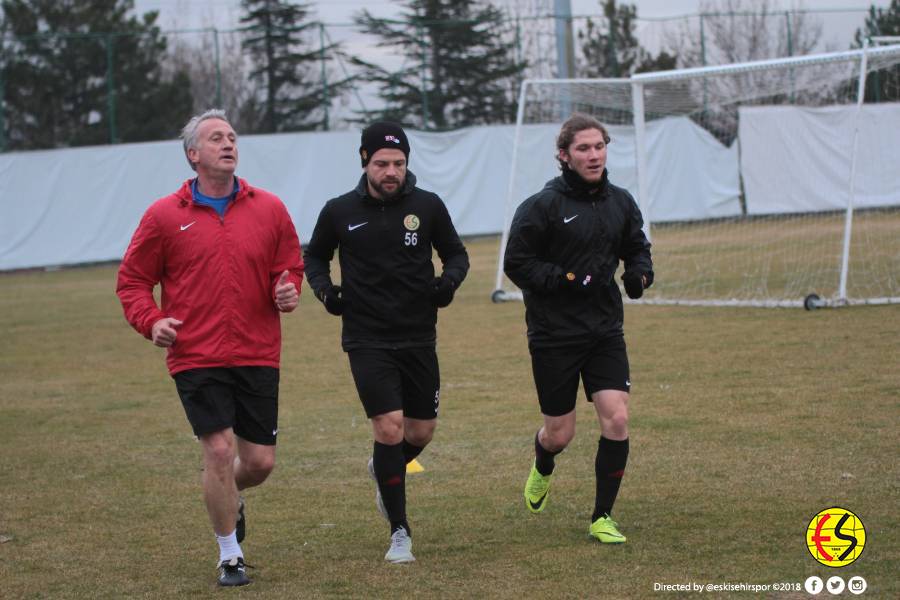 Eskişehirspor'da İstanbulspor maçı sonrası yaşanan olaylar ve Erkan Zengin'in takımdan ayrılmasının ardından takım ilk antrenmana çıktı.