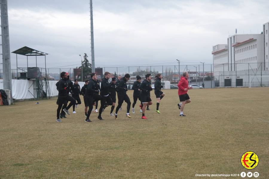 Eskişehirspor'da İstanbulspor maçı sonrası yaşanan olaylar ve Erkan Zengin'in takımdan ayrılmasının ardından takım ilk antrenmana çıktı.