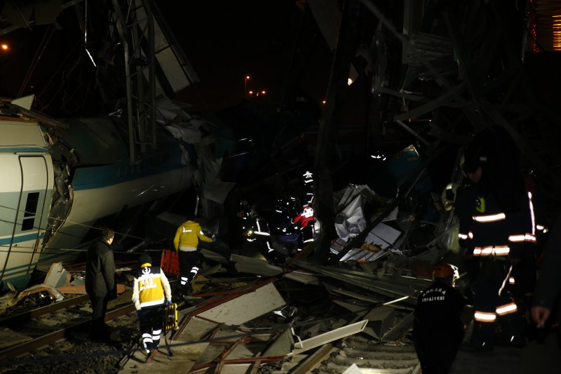 Ankara-Konya seferini yapan Yüksek Hızlı Tren'in Yenimahalle ilçesine bağlı Marşandiz istasyonunda banliyö treni ile çarpıştı. Kazada 4 yolcu hayatını kaybederken 43 yolcu yaralandı.
