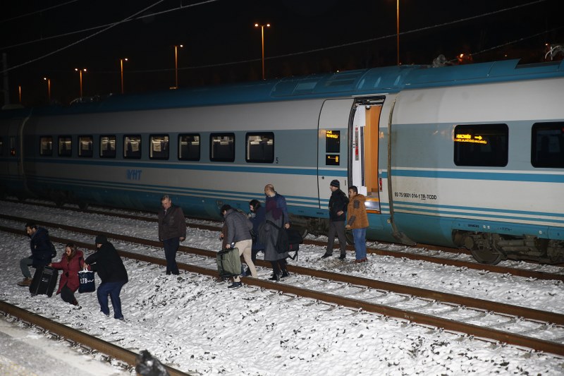 Ankara-Konya seferini yapan Yüksek Hızlı Tren'in Yenimahalle ilçesine bağlı Marşandiz istasyonunda banliyö treni ile çarpıştı. Kazada 4 yolcu hayatını kaybederken 43 yolcu yaralandı.
