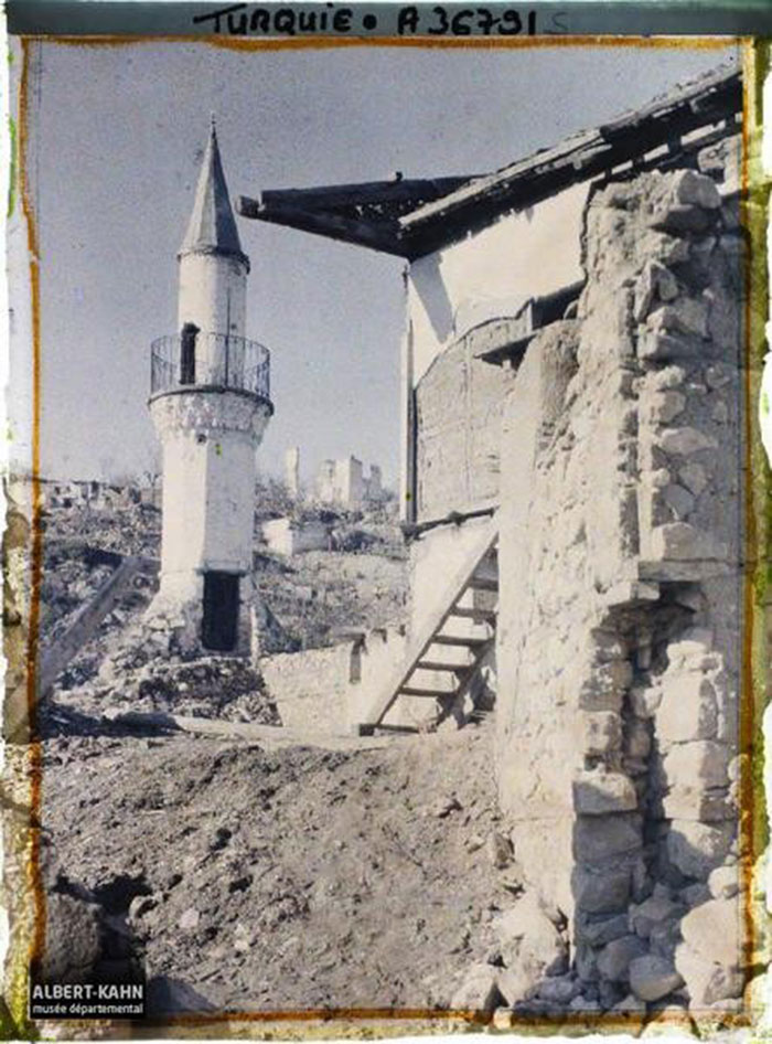 Bilecik'in Kurtuluş Savaşıyla Yunan işgalinden kurtulmasının akabinde Fransız banker Albert Kahn'in Türkiye'ye gönderdiği fotoğrafçı Frederic Gadmer tarafından 1922 yılında çekilen resimleri Albert Kahn Koleksiyonları sitesinde yayınladı. 