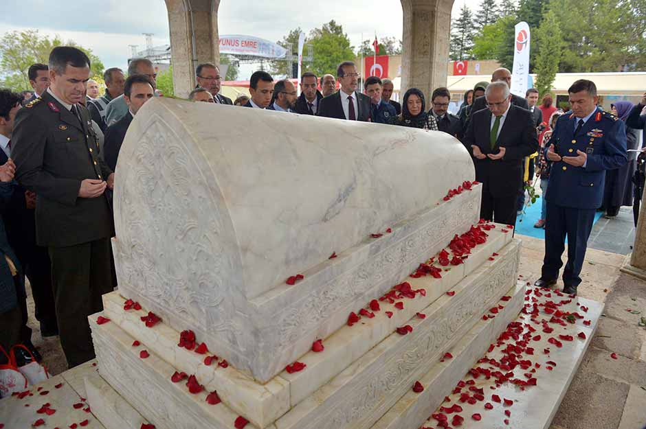 Milli Eğitim Bakanı Prof. Dr. Nabi Avcı, Eskişehir’de her yıl düzenlenen Yunus Emre’yi Anma Kültür ve Sanat Haftası kapsamındaki ‘Yunus Emre’nin Kabri’ni Ziyaret ve Anma Töreni’ne katıldı. 