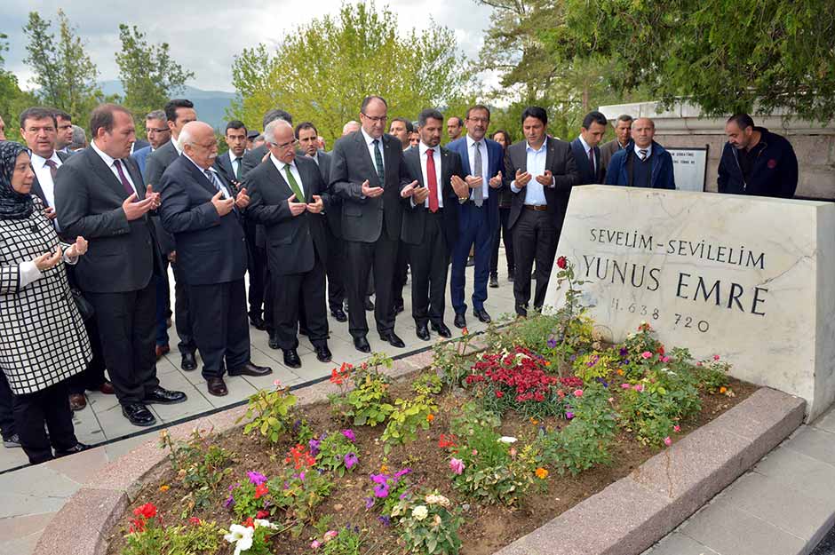 Milli Eğitim Bakanı Prof. Dr. Nabi Avcı, Eskişehir’de her yıl düzenlenen Yunus Emre’yi Anma Kültür ve Sanat Haftası kapsamındaki ‘Yunus Emre’nin Kabri’ni Ziyaret ve Anma Töreni’ne katıldı. 