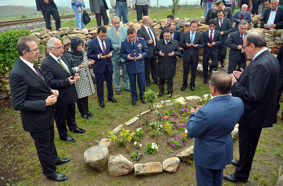 Milli Eğitim Bakanı Prof. Dr. Nabi Avcı, Eskişehir’de her yıl düzenlenen Yunus Emre’yi Anma Kültür ve Sanat Haftası kapsamındaki ‘Yunus Emre’nin Kabri’ni Ziyaret ve Anma Töreni’ne katıldı. 