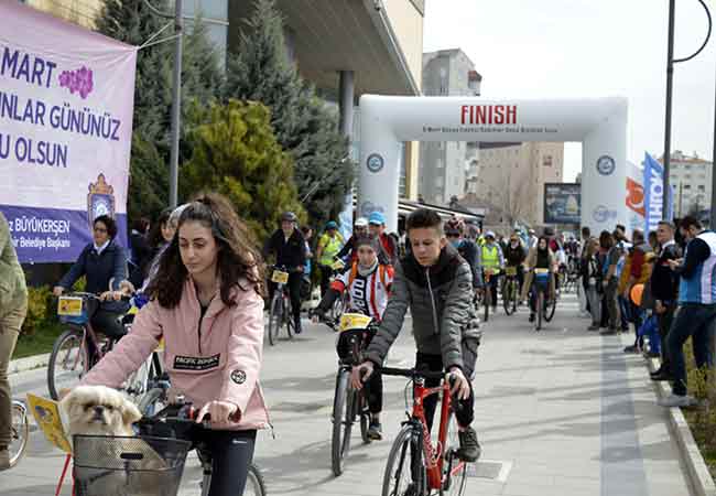 Eskişehir Büyükşehir Belediyesi 8 Mart Dünya Emekçi Kadınlar Günü kapsamında düzenlediği etkinliklerden biri olan Bisiklet Turu’nda kadın, erkek, genç, yaşlı yüzlerce Eskişehirli, kadınların mücadelesini desteklemek amacıyla bisiklet turunda bir araya geldi. 