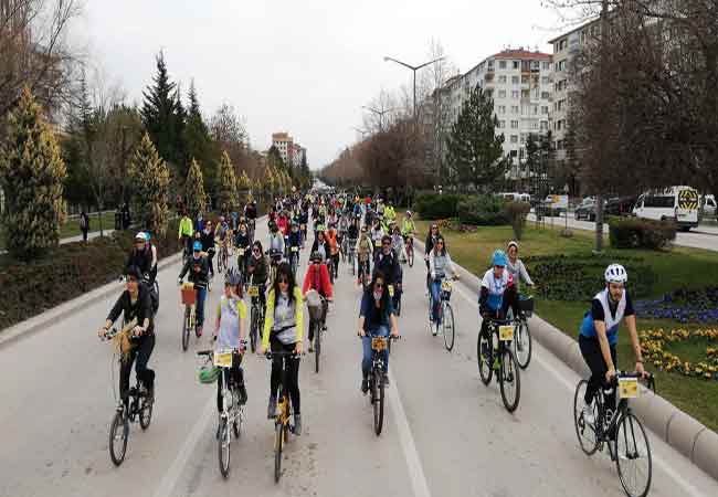 Eskişehir Büyükşehir Belediyesi 8 Mart Dünya Emekçi Kadınlar Günü kapsamında düzenlediği etkinliklerden biri olan Bisiklet Turu’nda kadın, erkek, genç, yaşlı yüzlerce Eskişehirli, kadınların mücadelesini desteklemek amacıyla bisiklet turunda bir araya geldi. 