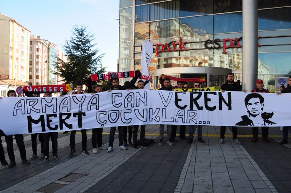 MKE Ankaragücü taraftarlarını taşıyan deplasman otobüsünün kaza yapması üzerine hayatlarını kaybeden Eren Açıkgöz ve Mert Turgut Çakır, Eskişehir’de farklı takımlara gönül vermiş yüzlerce taraftar tarafından lokma dağıtılarak anıldı. 