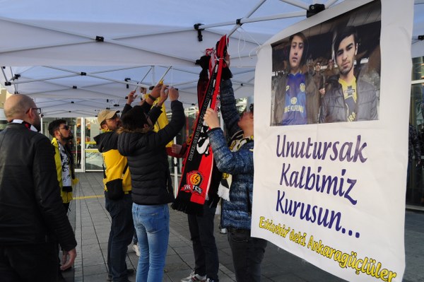 MKE Ankaragücü taraftarlarını taşıyan deplasman otobüsünün kaza yapması üzerine hayatlarını kaybeden Eren Açıkgöz ve Mert Turgut Çakır, Eskişehir’de farklı takımlara gönül vermiş yüzlerce taraftar tarafından lokma dağıtılarak anıldı. 