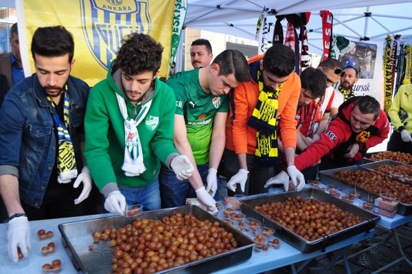 MKE Ankaragücü taraftarlarını taşıyan deplasman otobüsünün kaza yapması üzerine hayatlarını kaybeden Eren Açıkgöz ve Mert Turgut Çakır, Eskişehir’de farklı takımlara gönül vermiş yüzlerce taraftar tarafından lokma dağıtılarak anıldı. 