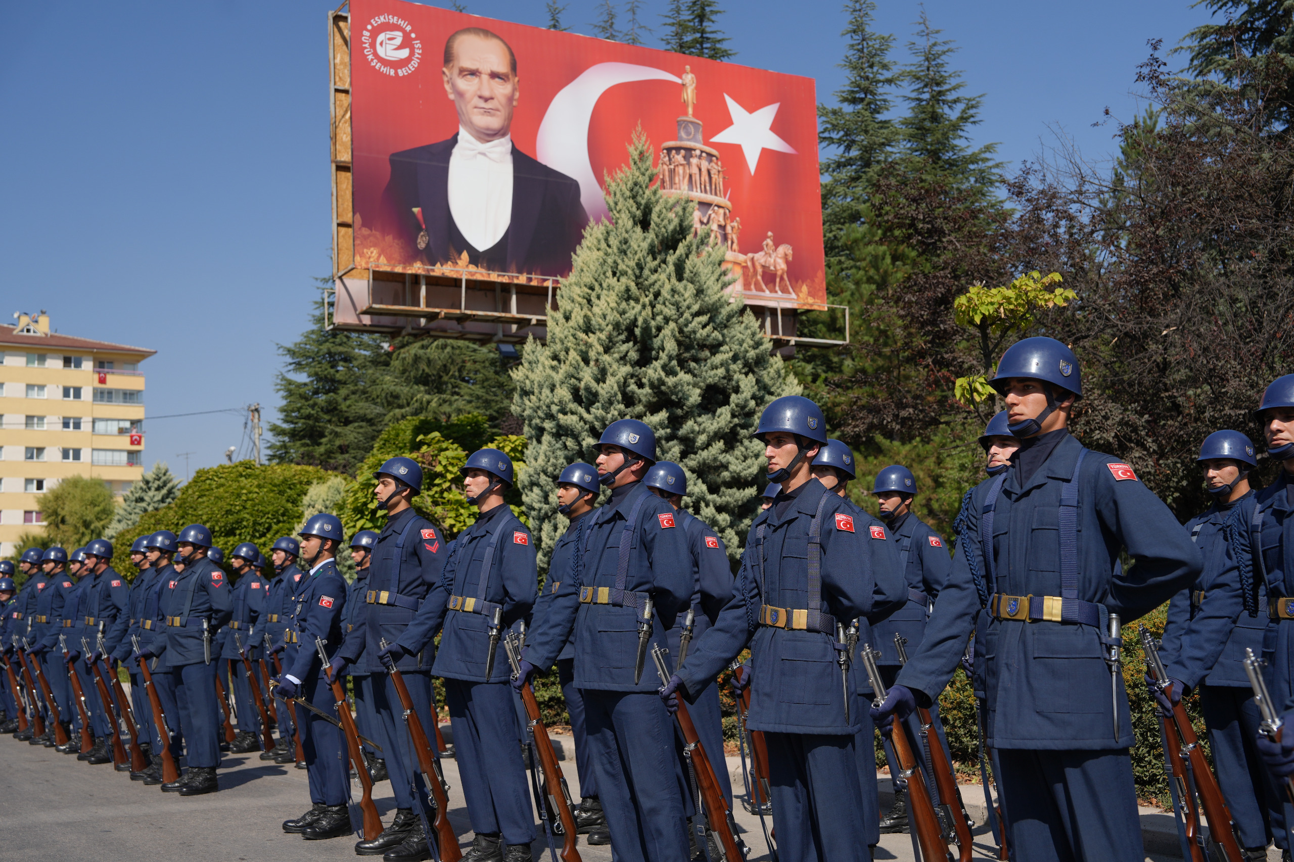 Eskişehir’de 30 Ağustos Zafer Bayramı’nın 102. yıl dönümü görkemli bir şekilde kutlanırken, töreni takip eden vatandaşlar Eskişehir Büyükşehir Belediye Başkanı Ayşe Ünlüce’ye yoğun ilgi gösterdi.