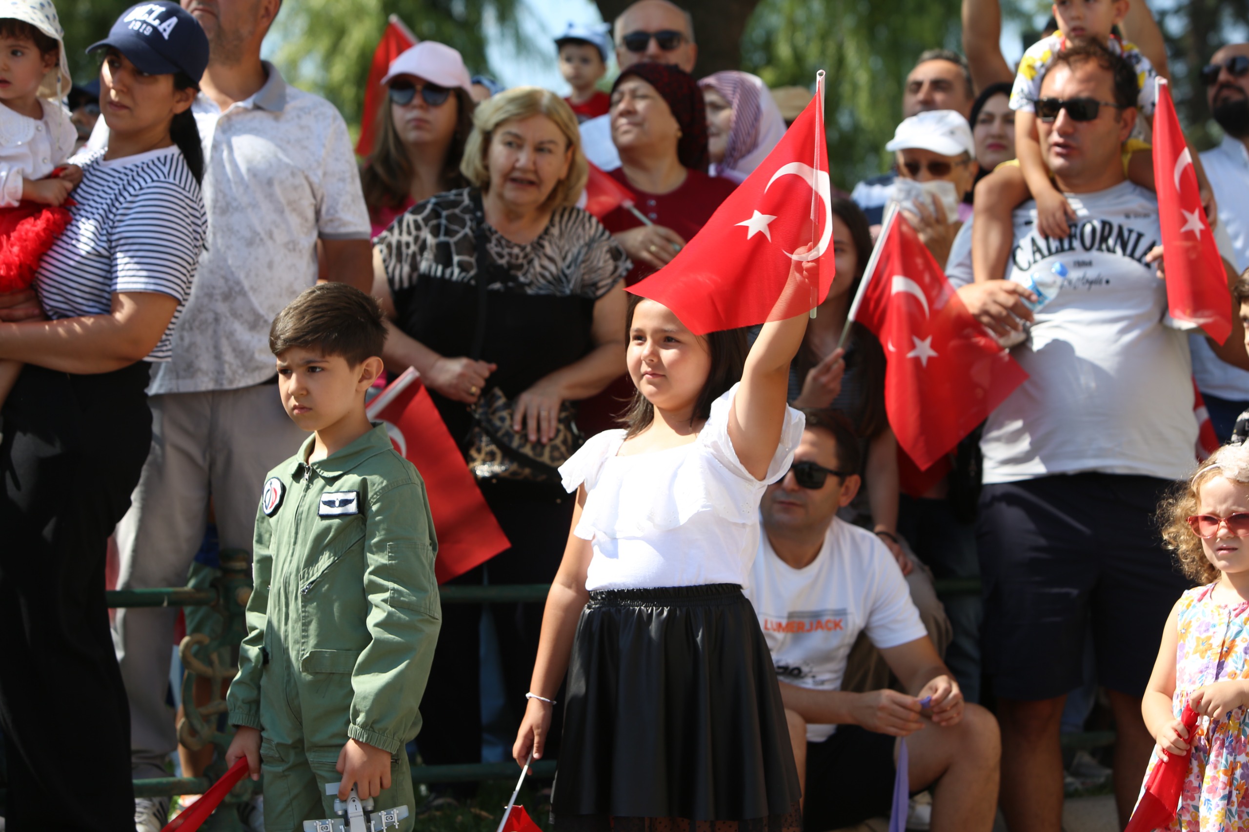 30 Ağustos’un 102. yılında Zafer Bayramı kutlamaları sabah saatlerinde Vilayet Meydanı’nda düzenlenen çelenk töreni ile başladı. 