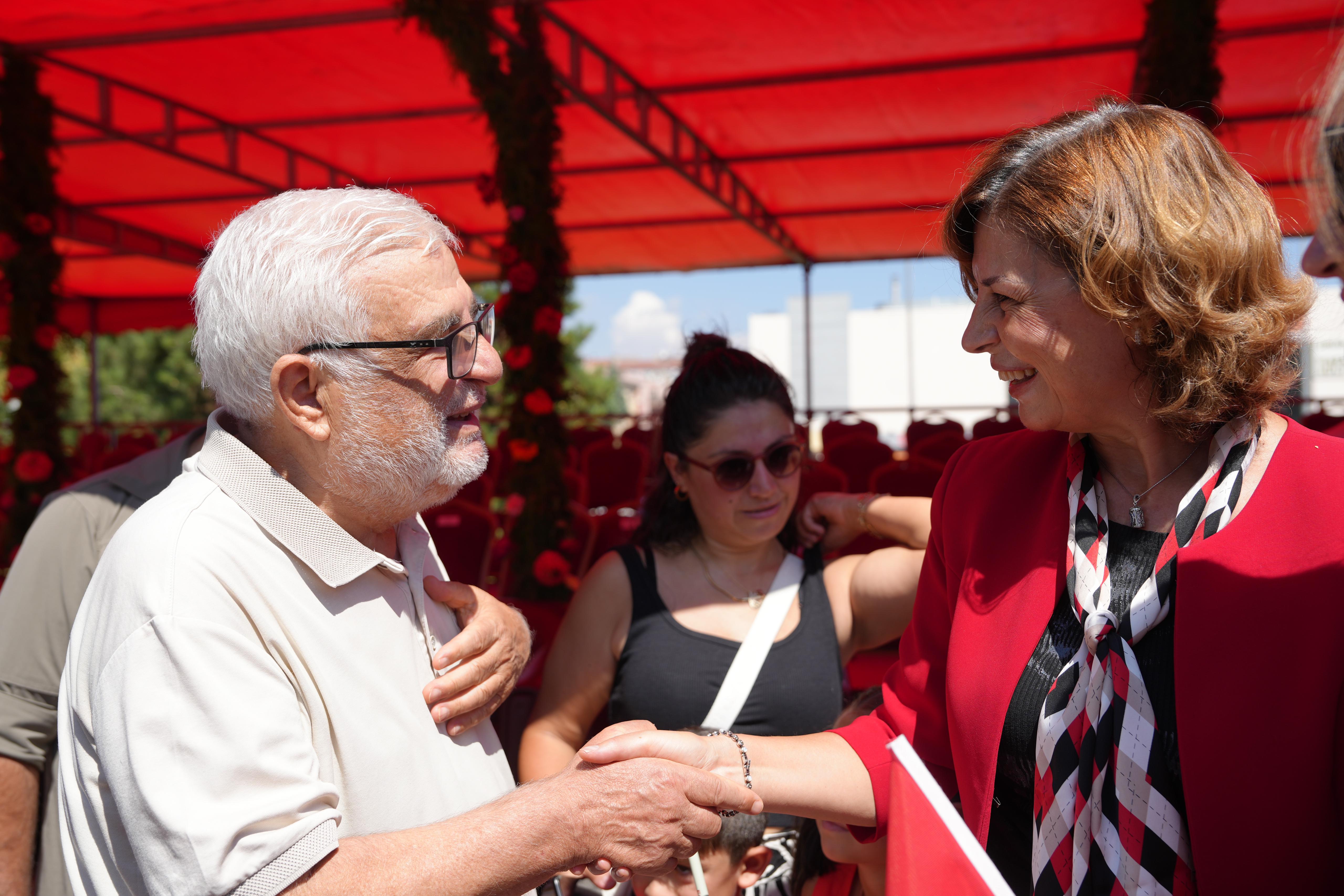 Resmi geçit töreni ile başlayan kutlamada, Vali Hüseyin Aksoy, Muharip Hava Kuvveti Komutanı Hava Orgeneral İsmail Güneykaya ve Büyükşehir Belediye Başkanı Ayşe Ünlüce özel araca binerek halkı selamladı.