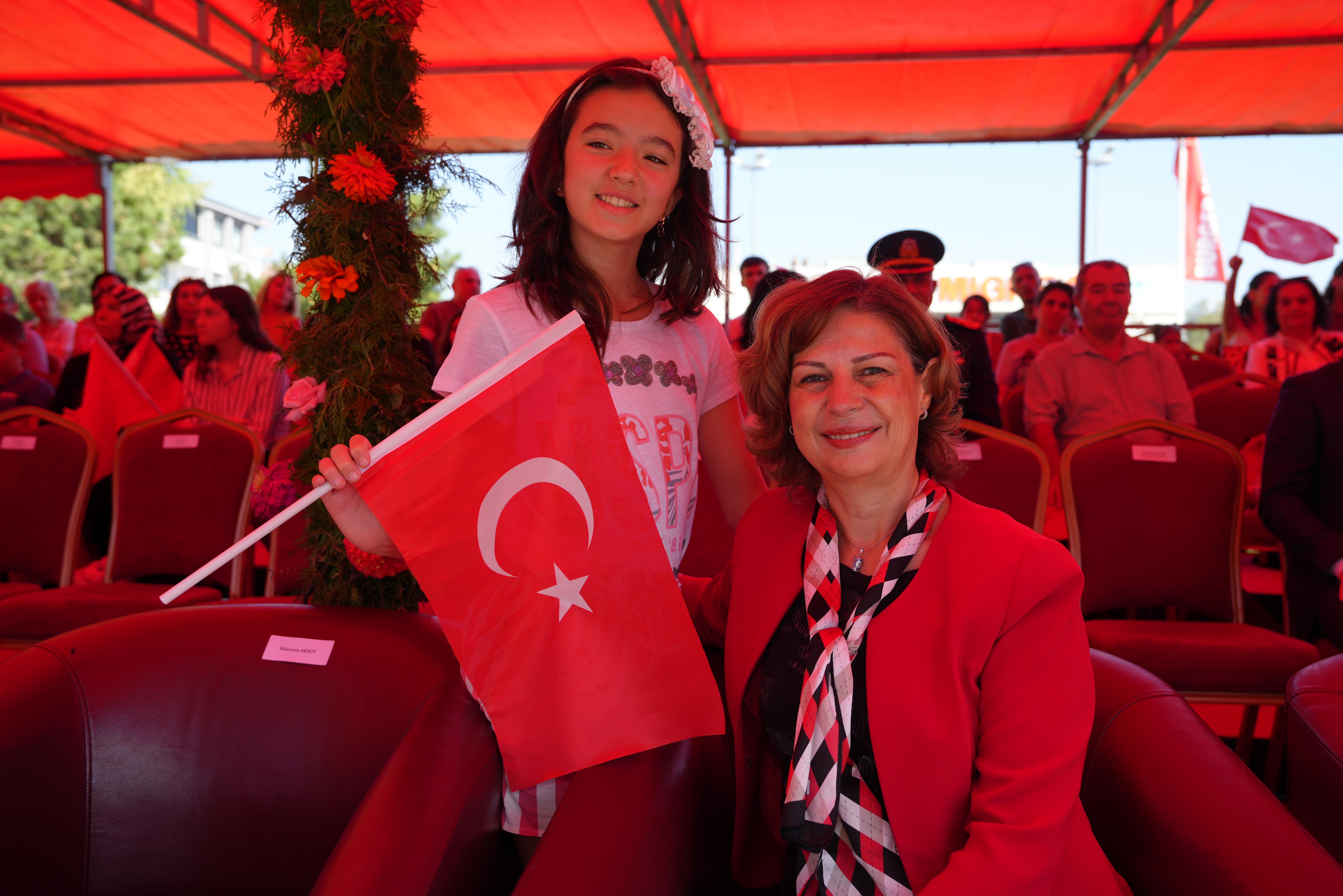 Kutlamalara Eskişehirliler yoğun ilgi gösterirken, geçit töreni ve gösteriler büyük bir coşkuya sahne oldu. Konuşmalar ve tören sonrası bulvarı dolduran vatandaşlar, Başkan Ünlüce ile bol bol hatıra fotoğrafı çektirdiler.