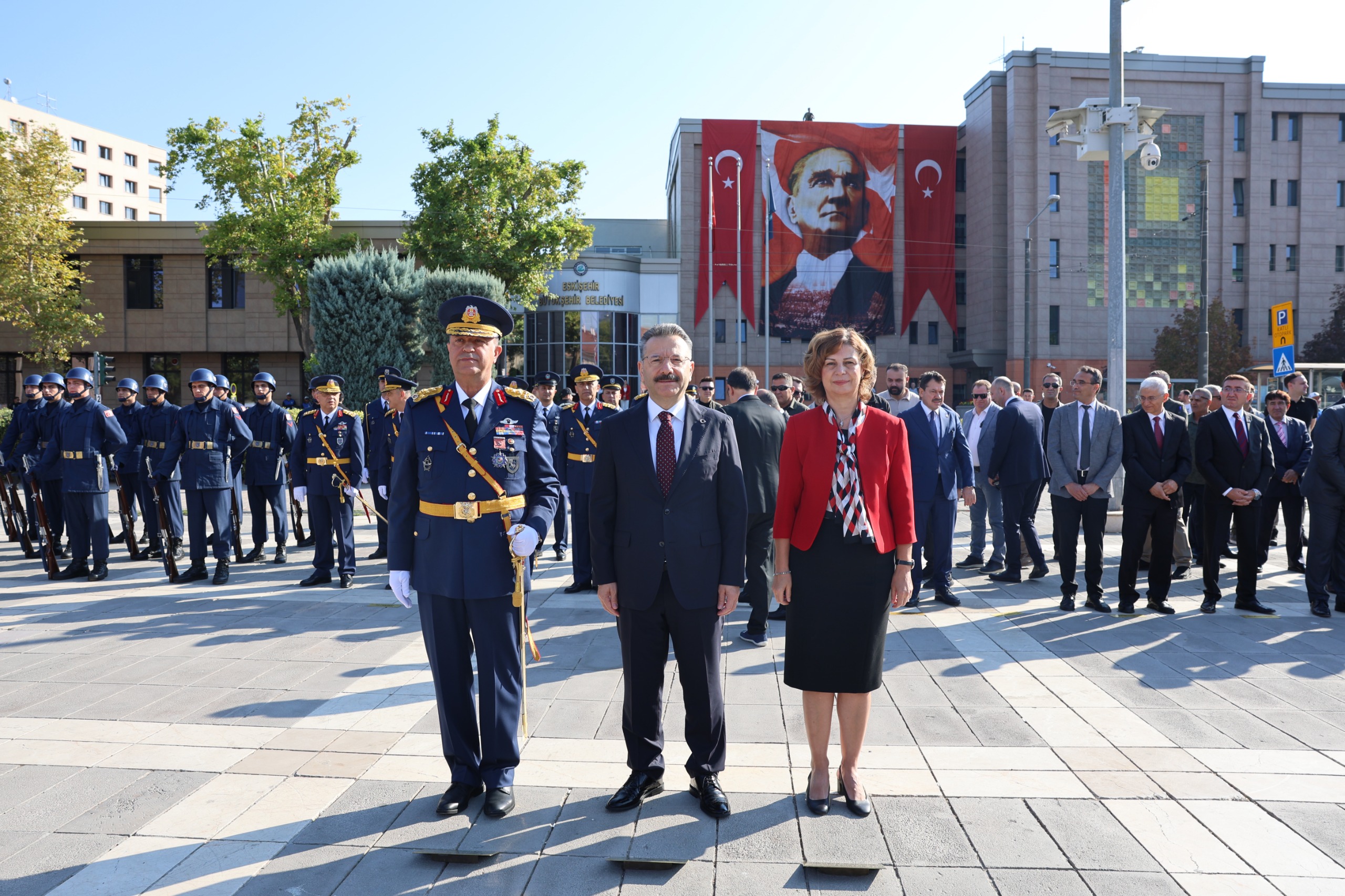 Eskişehir’de 30 Ağustos Zafer Bayramı’nın 102. yıl dönümü görkemli bir şekilde kutlanırken, töreni takip eden vatandaşlar Eskişehir Büyükşehir Belediye Başkanı Ayşe Ünlüce’ye yoğun ilgi gösterdi.