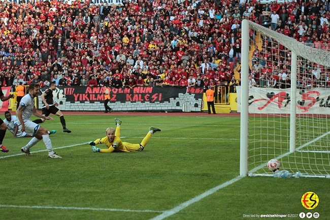 Eskişehirspor, Erzurumspor'u 3-1'lik sonuçla mağlup ederek 3 puanı hanesine yazdırdı. İşte güzel zaferin Eskişehirspor'un resmi sitesine yansıyan fotoğraflarından sizler için seçtiklerimiz...
