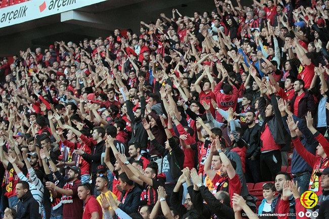 Eskişehirspor, Erzurumspor'u 3-1'lik sonuçla mağlup ederek 3 puanı hanesine yazdırdı. İşte güzel zaferin Eskişehirspor'un resmi sitesine yansıyan fotoğraflarından sizler için seçtiklerimiz...
