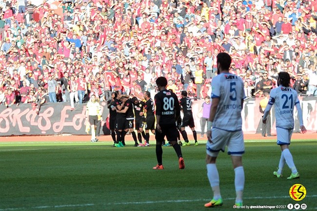 Eskişehirspor, Erzurumspor'u 3-1'lik sonuçla mağlup ederek 3 puanı hanesine yazdırdı. İşte güzel zaferin Eskişehirspor'un resmi sitesine yansıyan fotoğraflarından sizler için seçtiklerimiz...
