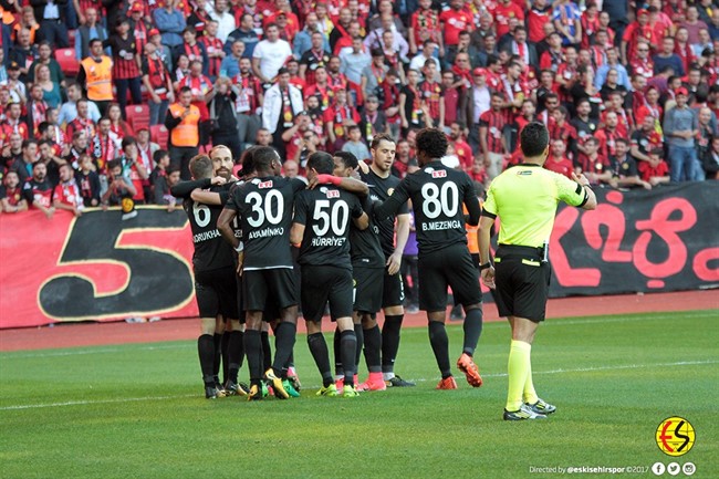 Eskişehirspor, Erzurumspor'u 3-1'lik sonuçla mağlup ederek 3 puanı hanesine yazdırdı. İşte güzel zaferin Eskişehirspor'un resmi sitesine yansıyan fotoğraflarından sizler için seçtiklerimiz...
