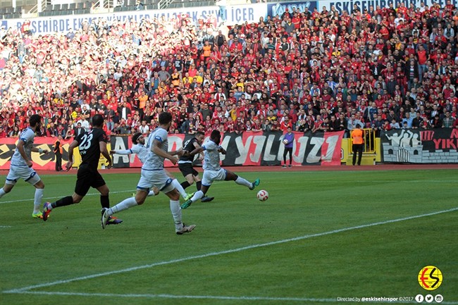 Eskişehirspor, Erzurumspor'u 3-1'lik sonuçla mağlup ederek 3 puanı hanesine yazdırdı. İşte güzel zaferin Eskişehirspor'un resmi sitesine yansıyan fotoğraflarından sizler için seçtiklerimiz...
