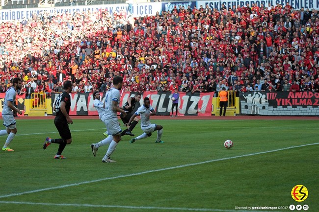 Eskişehirspor, Erzurumspor'u 3-1'lik sonuçla mağlup ederek 3 puanı hanesine yazdırdı. İşte güzel zaferin Eskişehirspor'un resmi sitesine yansıyan fotoğraflarından sizler için seçtiklerimiz...
