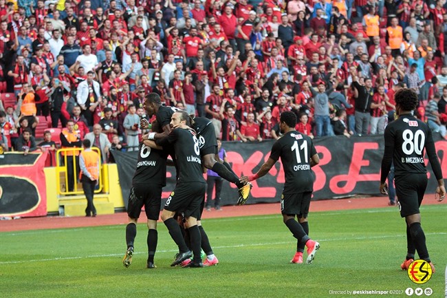 Eskişehirspor, Erzurumspor'u 3-1'lik sonuçla mağlup ederek 3 puanı hanesine yazdırdı. İşte güzel zaferin Eskişehirspor'un resmi sitesine yansıyan fotoğraflarından sizler için seçtiklerimiz...
