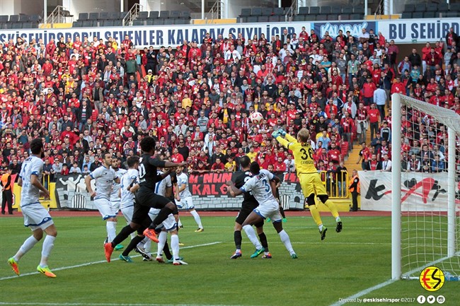 Eskişehirspor, Erzurumspor'u 3-1'lik sonuçla mağlup ederek 3 puanı hanesine yazdırdı. İşte güzel zaferin Eskişehirspor'un resmi sitesine yansıyan fotoğraflarından sizler için seçtiklerimiz...
