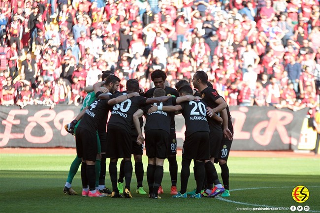 Eskişehirspor, Erzurumspor'u 3-1'lik sonuçla mağlup ederek 3 puanı hanesine yazdırdı. İşte güzel zaferin Eskişehirspor'un resmi sitesine yansıyan fotoğraflarından sizler için seçtiklerimiz...
