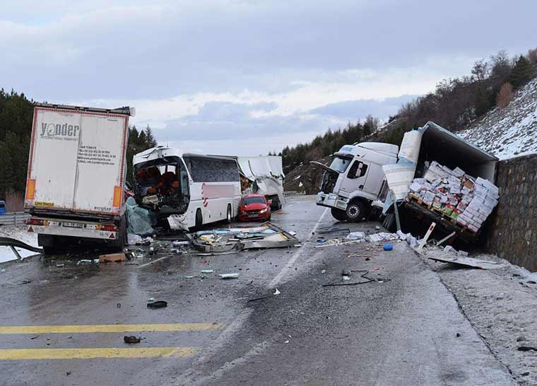 Afyonkarahisar’da TIR, otobüs ve otomobillerin karıştığı zincirleme trafik kazasında 18 kişi yaralandı.