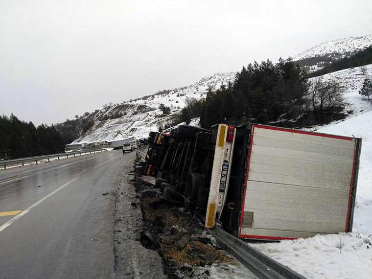 Afyonkarahisar’da TIR, otobüs ve otomobillerin karıştığı zincirleme trafik kazasında 18 kişi yaralandı.