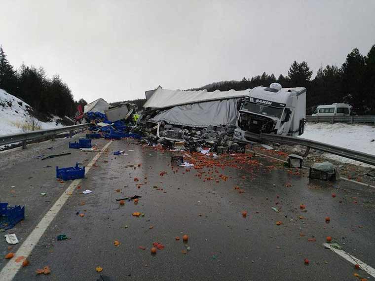 Afyonkarahisar’da TIR, otobüs ve otomobillerin karıştığı zincirleme trafik kazasında 18 kişi yaralandı.