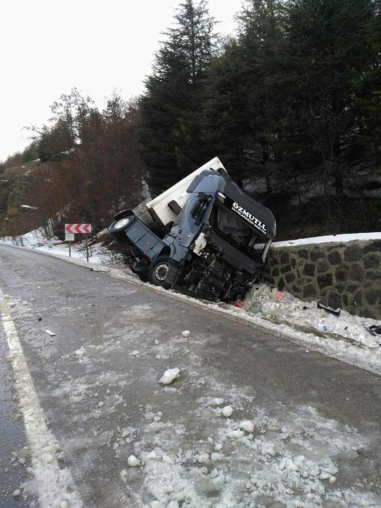 Afyonkarahisar’da TIR, otobüs ve otomobillerin karıştığı zincirleme trafik kazasında 18 kişi yaralandı.