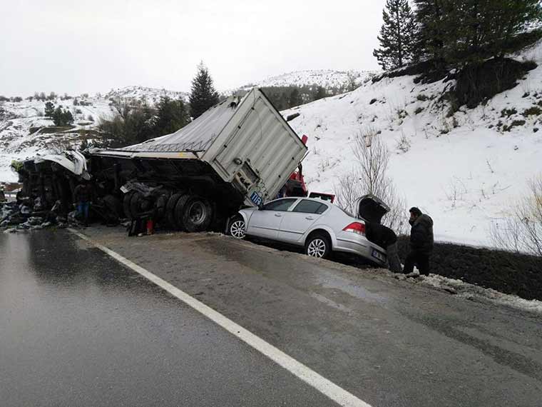 Afyonkarahisar’da TIR, otobüs ve otomobillerin karıştığı zincirleme trafik kazasında 18 kişi yaralandı.