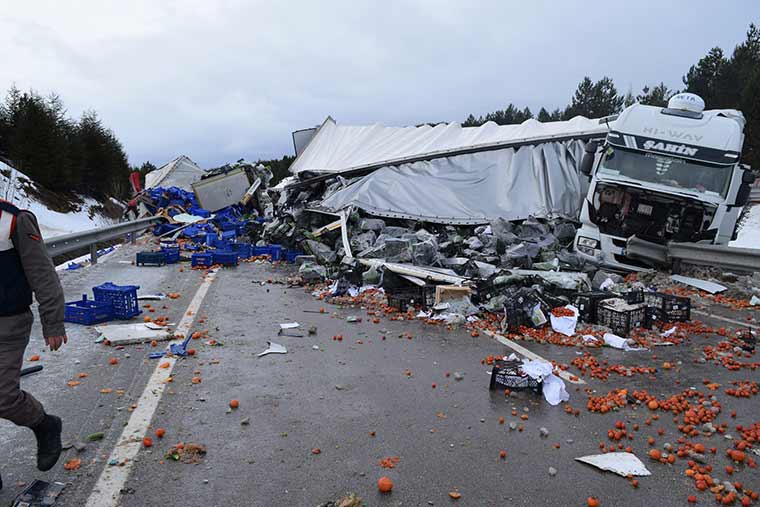 Afyonkarahisar’da TIR, otobüs ve otomobillerin karıştığı zincirleme trafik kazasında 18 kişi yaralandı.