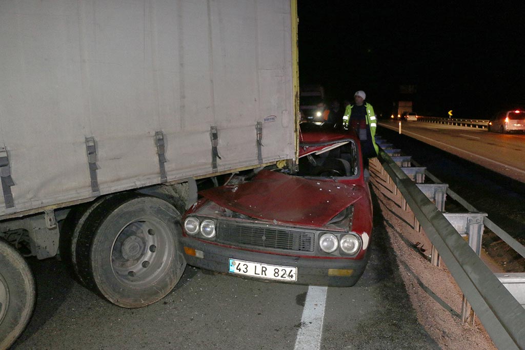 Kütahya'da iki kamyon ve bir otomobilin karıştığı zincirleme trafik kazasında ikisi ağır 4 kişi yaralandı.