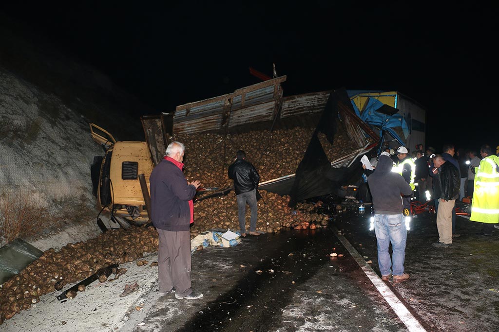 Kütahya'da iki kamyon ve bir otomobilin karıştığı zincirleme trafik kazasında ikisi ağır 4 kişi yaralandı.