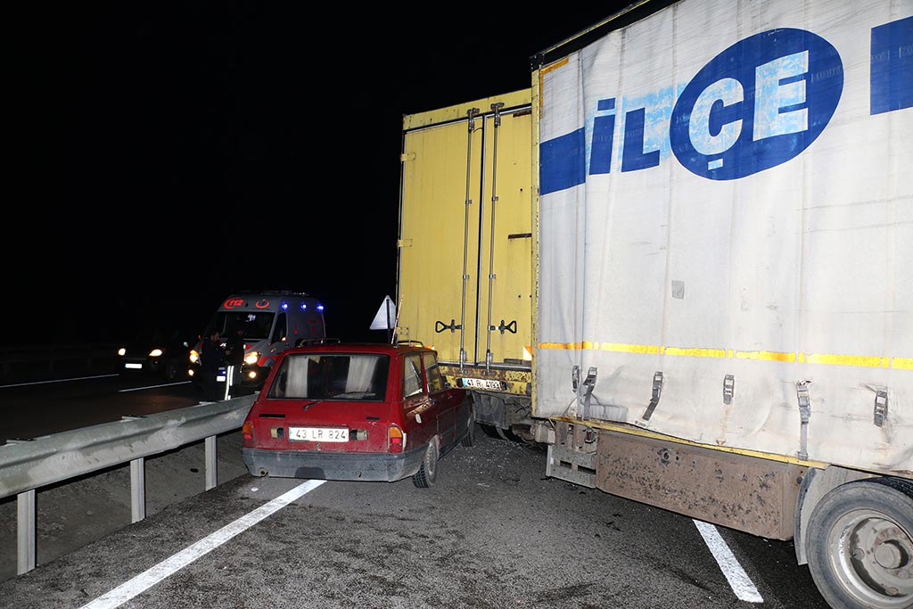 Kütahya'da iki kamyon ve bir otomobilin karıştığı zincirleme trafik kazasında ikisi ağır 4 kişi yaralandı.