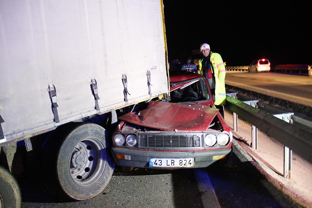 Kütahya'da iki kamyon ve bir otomobilin karıştığı zincirleme trafik kazasında ikisi ağır 4 kişi yaralandı.