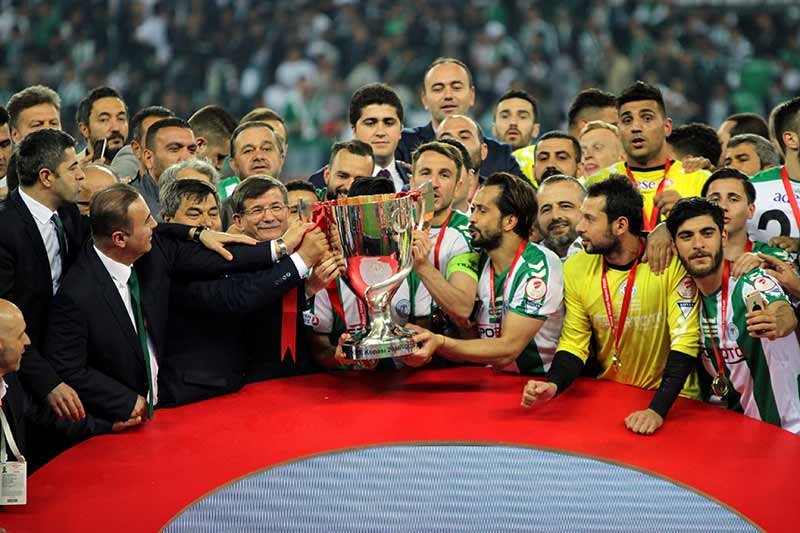 Ziraat Türkiye Kupası finalinde Medipol Başakşehir’i penaltı atışları sonrasında 4-1 mağlup eden Atiker Konyaspor, düzenlenen törenle kupasını aldı. 