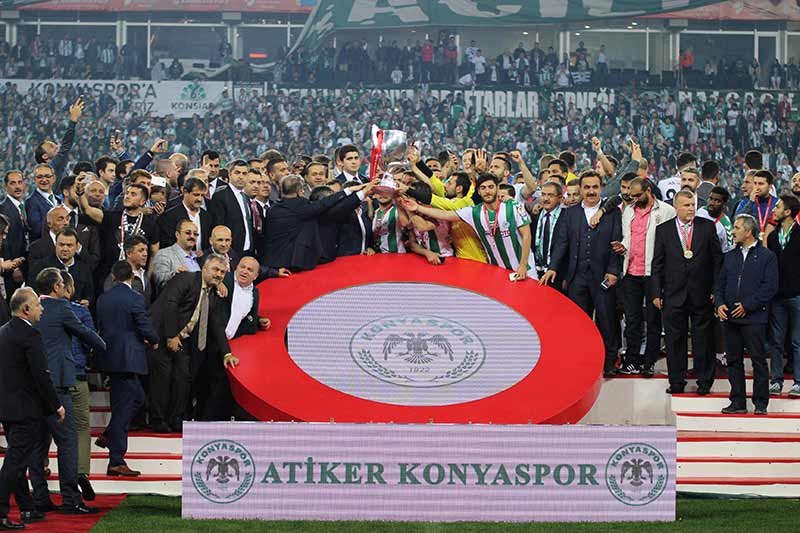 Ziraat Türkiye Kupası finalinde Medipol Başakşehir’i penaltı atışları sonrasında 4-1 mağlup eden Atiker Konyaspor, düzenlenen törenle kupasını aldı. 