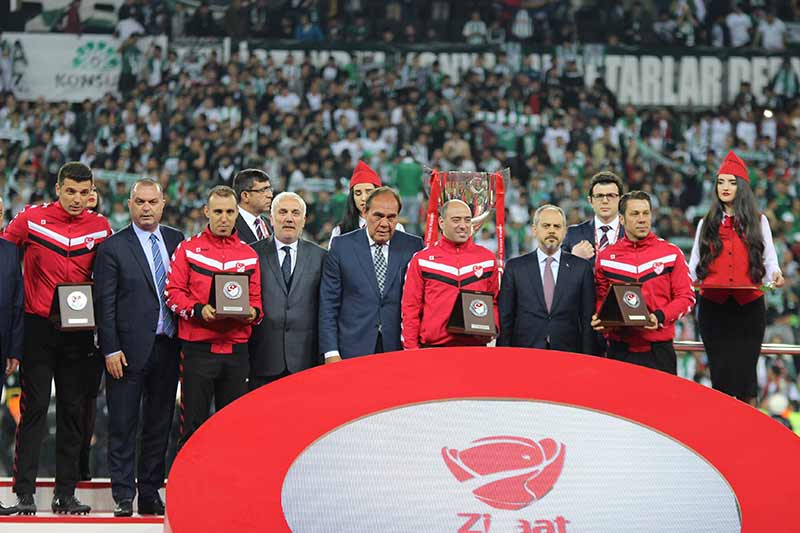 Ziraat Türkiye Kupası finalinde Medipol Başakşehir’i penaltı atışları sonrasında 4-1 mağlup eden Atiker Konyaspor, düzenlenen törenle kupasını aldı. 