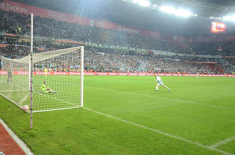 Ziraat Türkiye Kupası finalinde Medipol Başakşehir’i penaltı atışları sonrasında 4-1 mağlup eden Atiker Konyaspor, düzenlenen törenle kupasını aldı. 