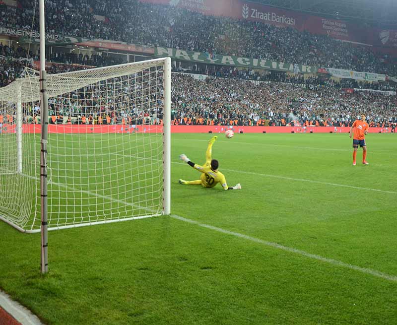 Ziraat Türkiye Kupası finalinde Medipol Başakşehir’i penaltı atışları sonrasında 4-1 mağlup eden Atiker Konyaspor, düzenlenen törenle kupasını aldı. 