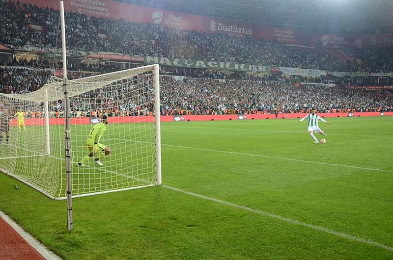 Ziraat Türkiye Kupası finalinde Medipol Başakşehir’i penaltı atışları sonrasında 4-1 mağlup eden Atiker Konyaspor, düzenlenen törenle kupasını aldı. 