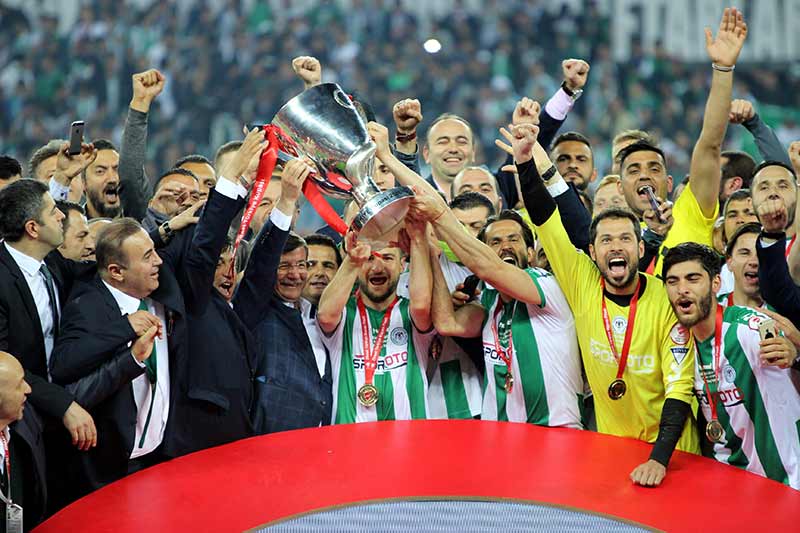 Ziraat Türkiye Kupası finalinde Medipol Başakşehir’i penaltı atışları sonrasında 4-1 mağlup eden Atiker Konyaspor, düzenlenen törenle kupasını aldı. 