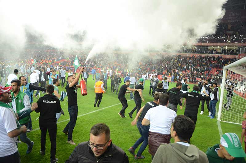 Ziraat Türkiye Kupası finalinde Medipol Başakşehir’i penaltı atışları sonrasında 4-1 mağlup eden Atiker Konyaspor, düzenlenen törenle kupasını aldı. 